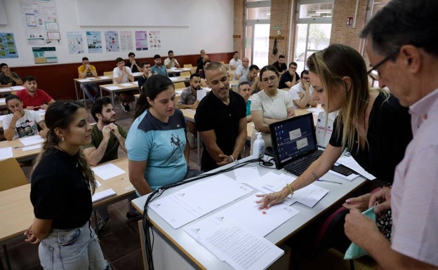 Imagen principal - Maestros a examen en Málaga: «Hoy es uno de los días más importantes de nuestra vida»