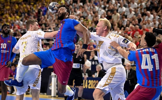 N'Guessan, en un ataque, defendido por Wiencek. 