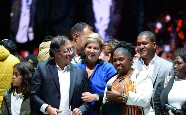El nuevo presidente de Colombia junto a la vicepresidenta.