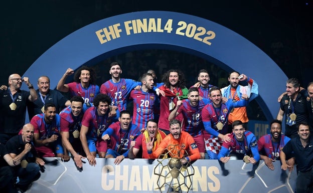 La plantilla del Barcelona (con Ortega a la derecha), con el trofeo de campeón. 