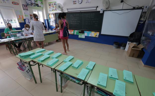 Elecciones Andalucía 2022: Crónica de una mañana electoral: a votar en chanclas y con sombrilla