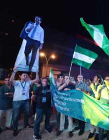 Imagen secundaria 2 - Resultados elecciones Andalucía 2022: La euforia y los gritos de júbilo recorren la sede del PP Málaga, que vivió una gran fiesta