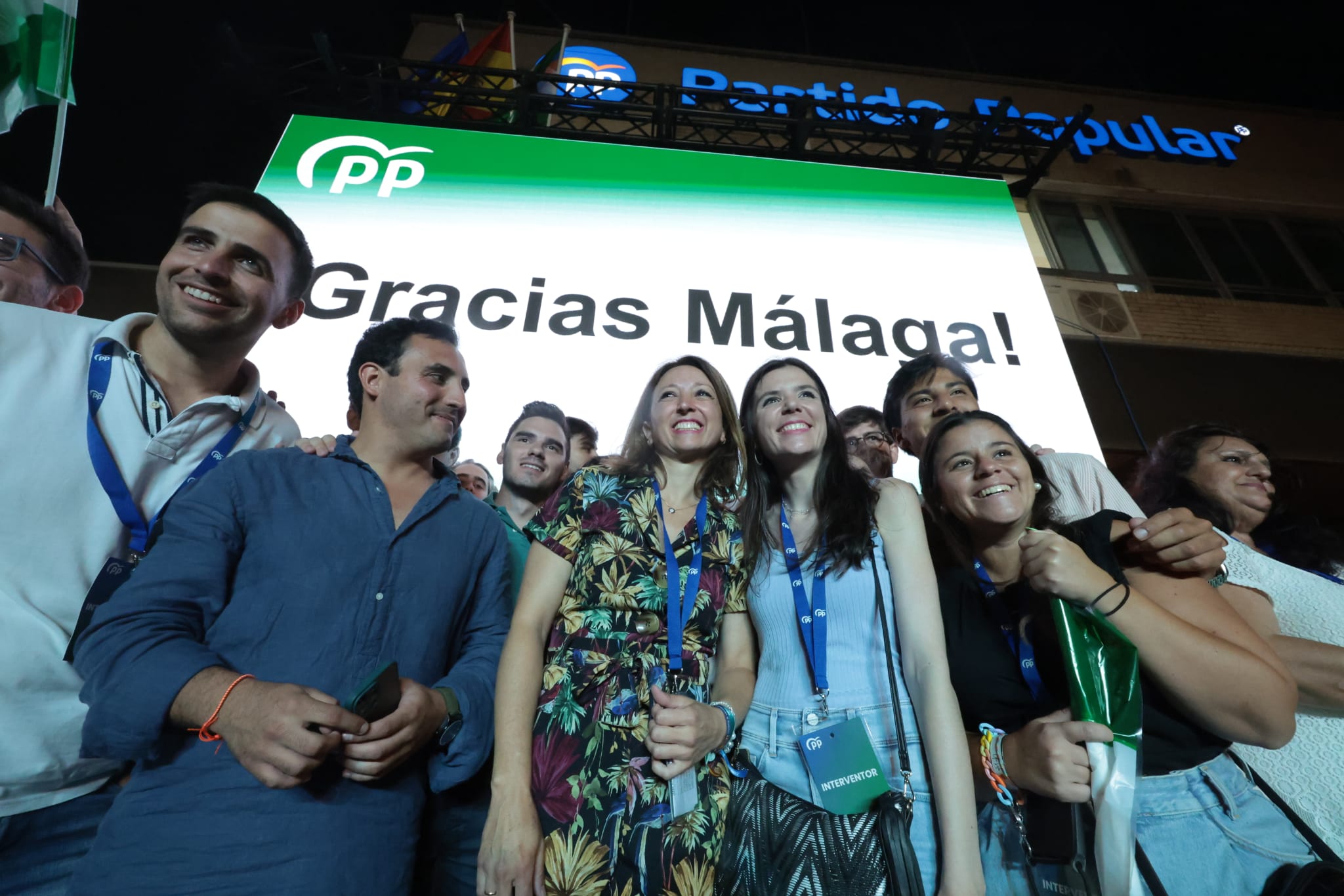 La número dos de la lista por Málaga, Patricia Navarro, subrayó que era un hito «histórico e inédito», que Andalucía se había teñido de azul y que Málaga había tenido mucho que ver