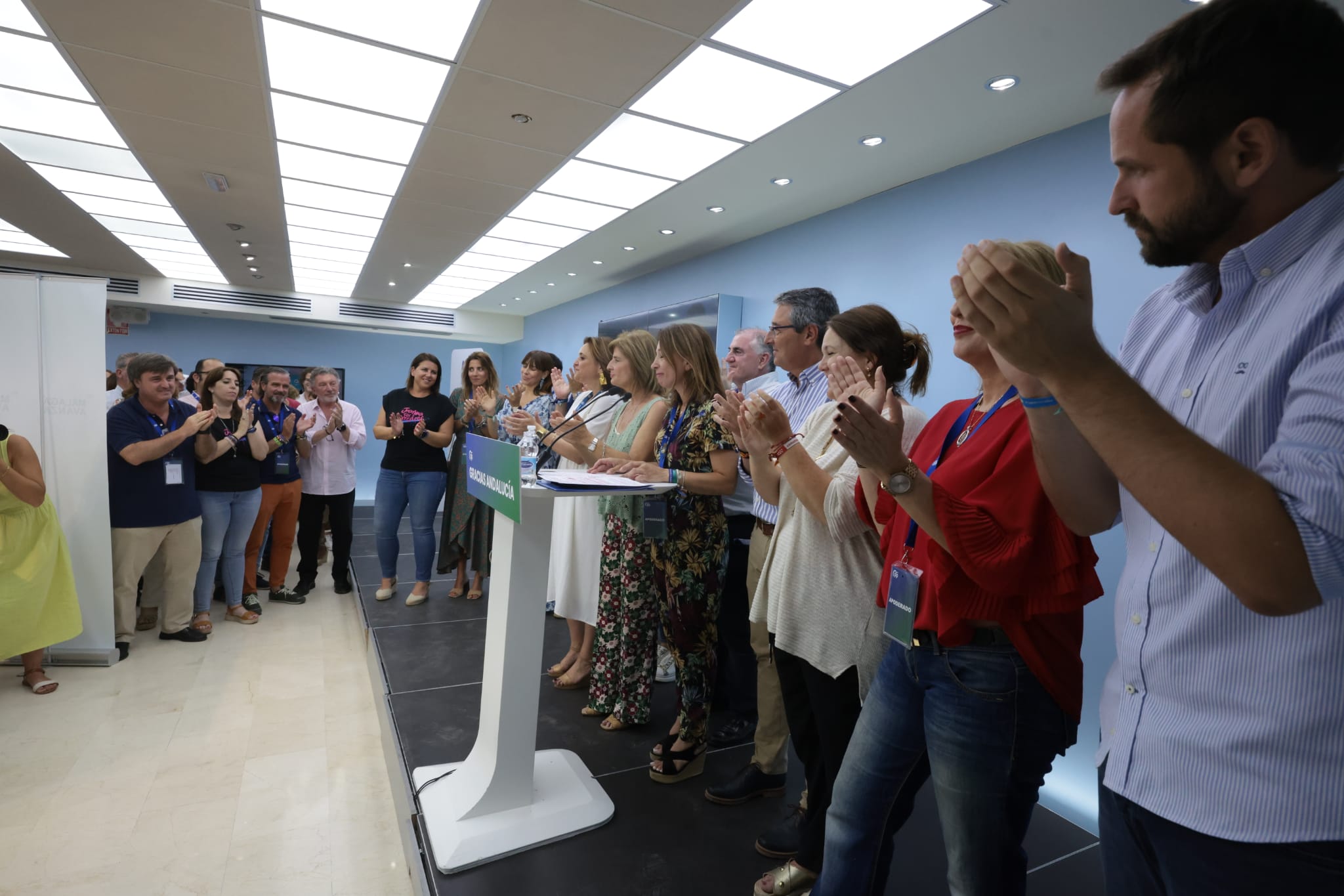 La número dos de la lista por Málaga, Patricia Navarro, subrayó que era un hito «histórico e inédito», que Andalucía se había teñido de azul y que Málaga había tenido mucho que ver