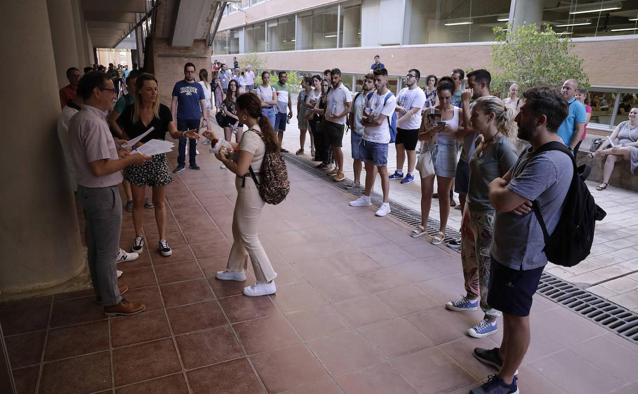 Opositores, este sábado en el examen que se realizó en la Escuela de Informática y Telecomunicación de la UMA. 