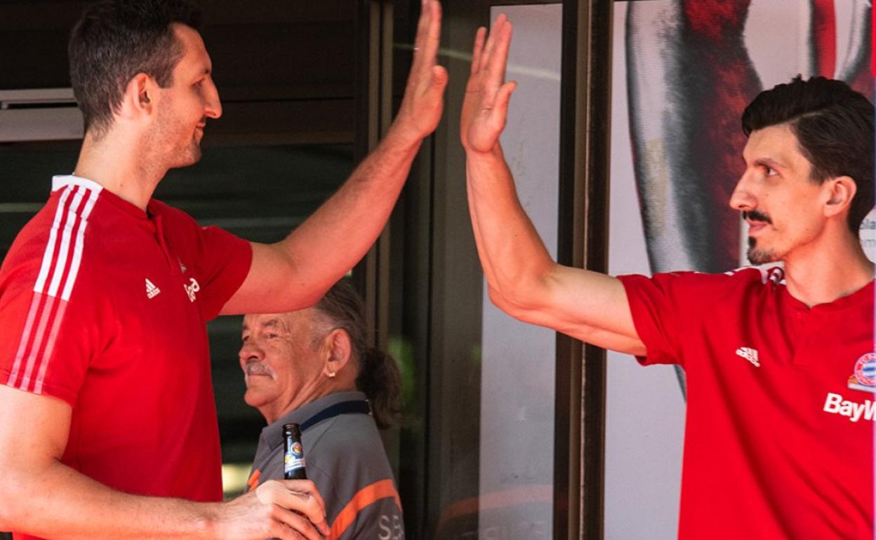 Djedovic, a la derecha, saluda a Zipser en la despedida del Bayern de sus aficionados. 