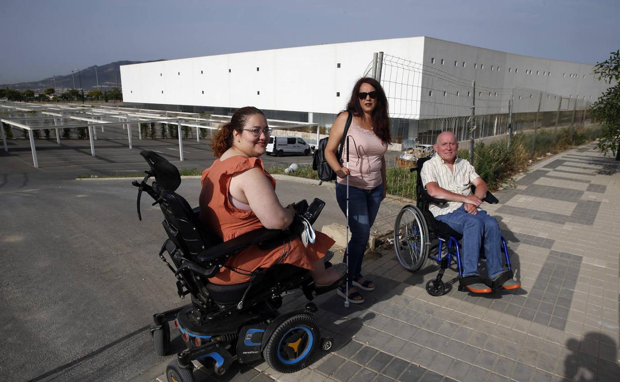 Marina Toro, Remedios Villodres y Francisco Zambrana, con la nueva Facultad de Psicología al fondo. 