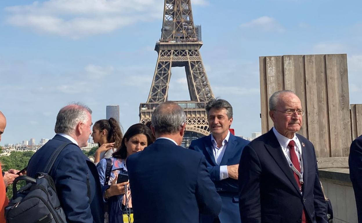 A la derecha, De la Torre junto al gerente de Alcaldía, Manuel Jiménez y la jefa de prensa, María Fajardo. De espaldas, Manuel Marmolejo.