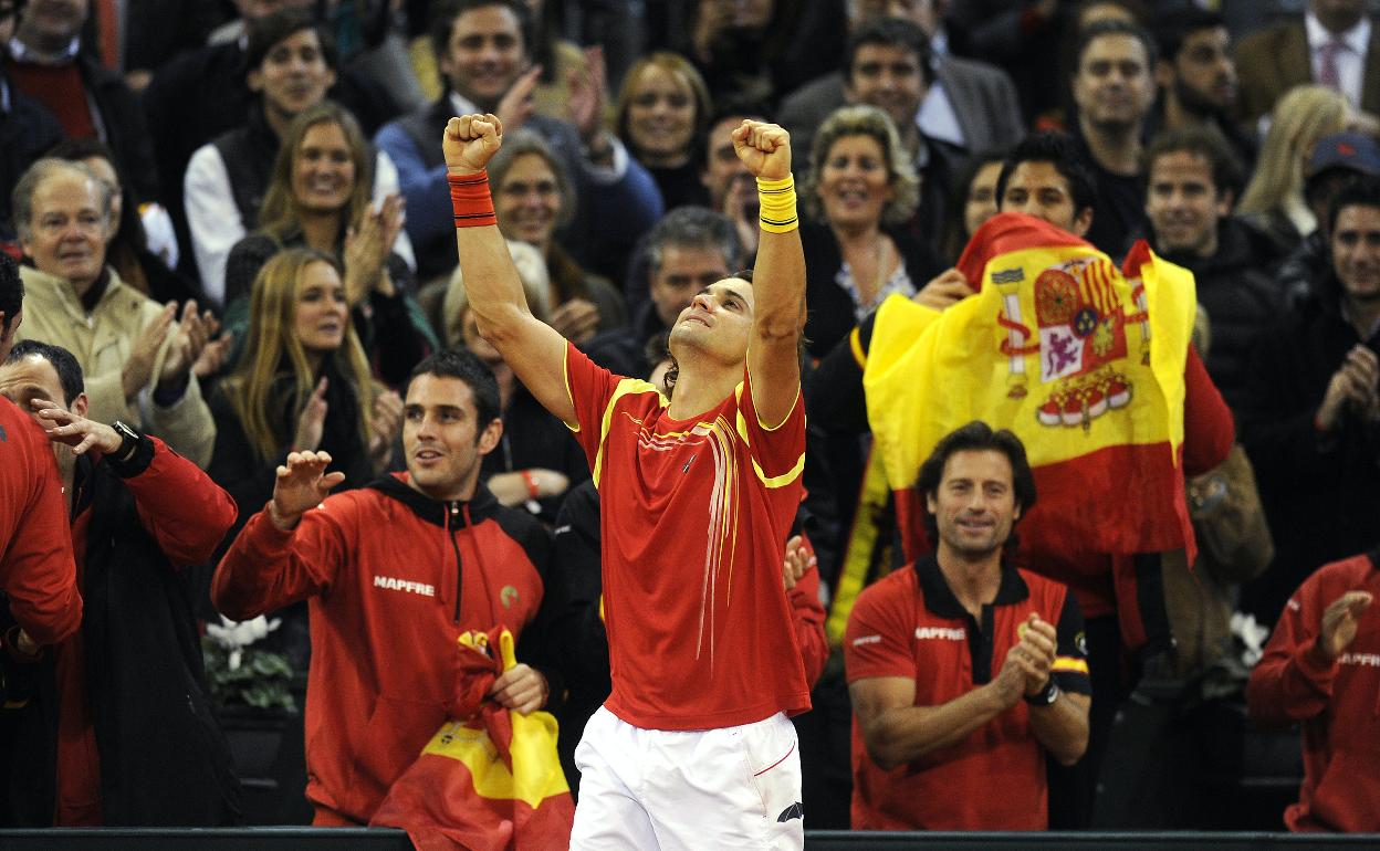 David Ferrer, en acción jugando la Copa Davis con España.