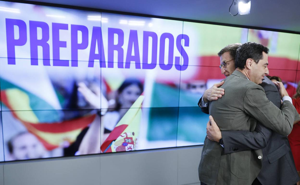 El presidente del PP andaluz y presidente electo de la Junta de Andalucía, Juanma Moreno (i) y el presidente del Partido Popular, Alberto Núñez Feijóo (d), durante una reunión de la Junta Directiva Nacional del PP