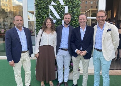 Imagen secundaria 1 - En la primera foto, Antonio Gordillo, Eloisa Blanco, Sonia Amegide, Miguel Garcés y Joaquín Piña. En la segunda, Manuel Castillo, María Romero, Gonzalo Armenteros, Pablo Atencia y Justo Fuentes. En la última, el jefe de cocina Antonio Calderón y el chef ejecutivo de Yamur. 