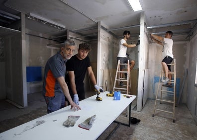 Imagen secundaria 1 - Arriba, Ana, del ciclo de Alojamiento y Lavandería. Debajo, alumnos del ciclo de Construcción con el profesor Juan Ignacio Ruiz de la Muela. A la derecha, Alejandra Granados descorcha una botella de vino. 