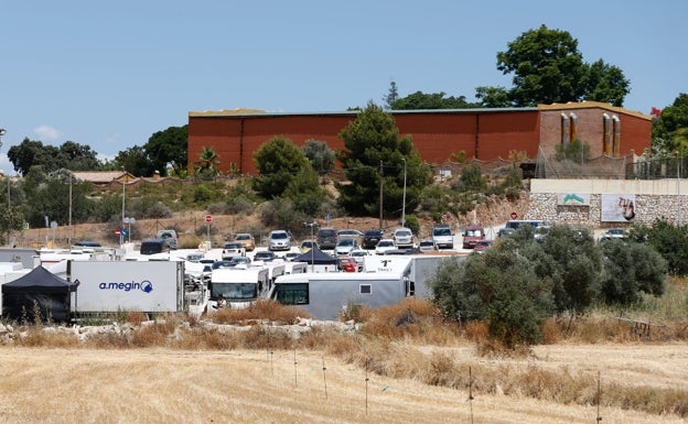 Aspecto del aparcamiento, con los Estudios Loasur al fondo, para el rodaje de la serie de Netflix 'Black Mirror'. 