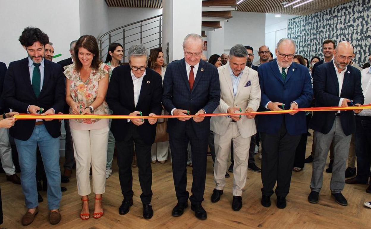 Momento del corte de la cinta de inauguración de la sede de la AECC. 