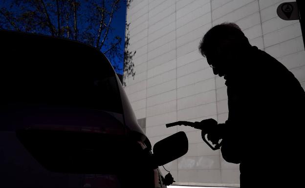 Los gasolineros reclaman que también se rebaje el IVA de los carburantes como se ha hecho con la luz