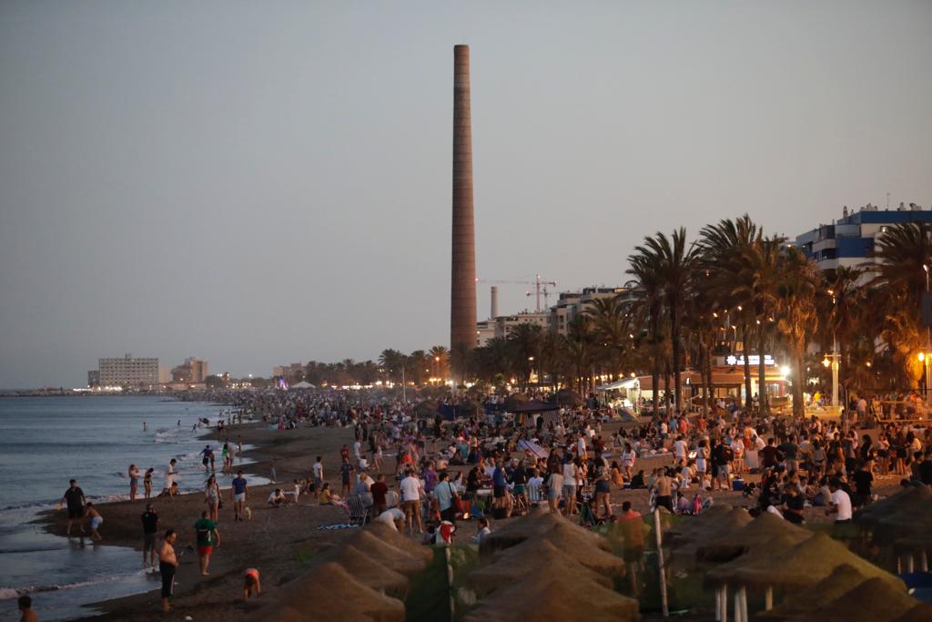 De Maro a Manilva, grupos de amigos y familiares celebraron en torno al fuego la noche más corta del año.