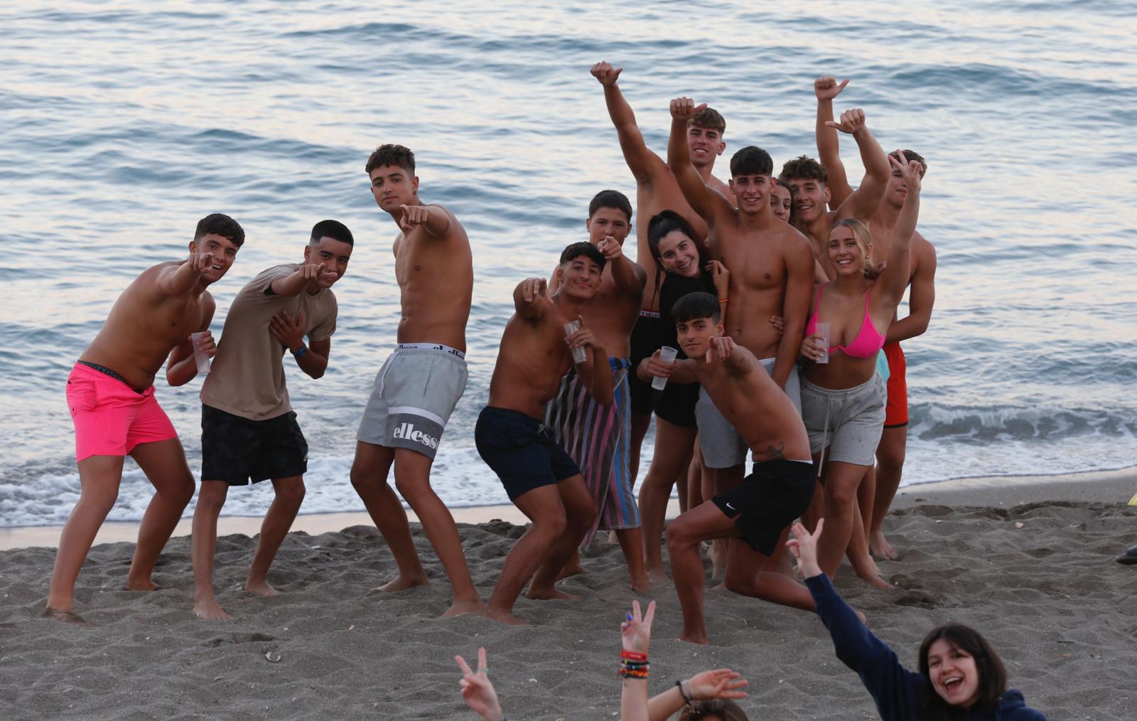 De Maro a Manilva, grupos de amigos y familiares celebraron en torno al fuego la noche más corta del año.