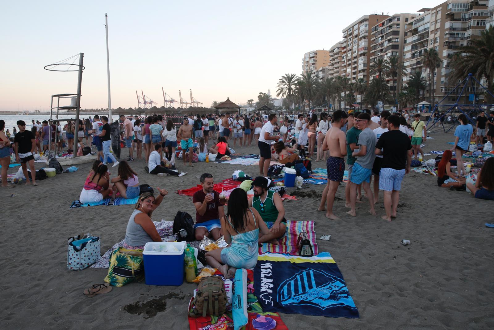 De Maro a Manilva, grupos de amigos y familiares celebraron en torno al fuego la noche más corta del año.