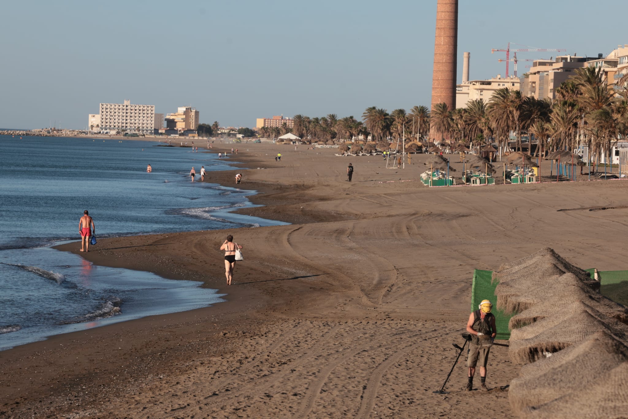 Efectivos de Limasam se afanaban desde primera hora de esta mañana para adecentar el litoral de la capital, escenario anoche de las celebraciones por la Noche de San Juan. Para estas tareas, la empresa municipal de limpieza ha destinado a un total de 218 operarios (150 más de lo habitual) que iniciaron su trabajo sobre las 5.30 horas de este viernes.