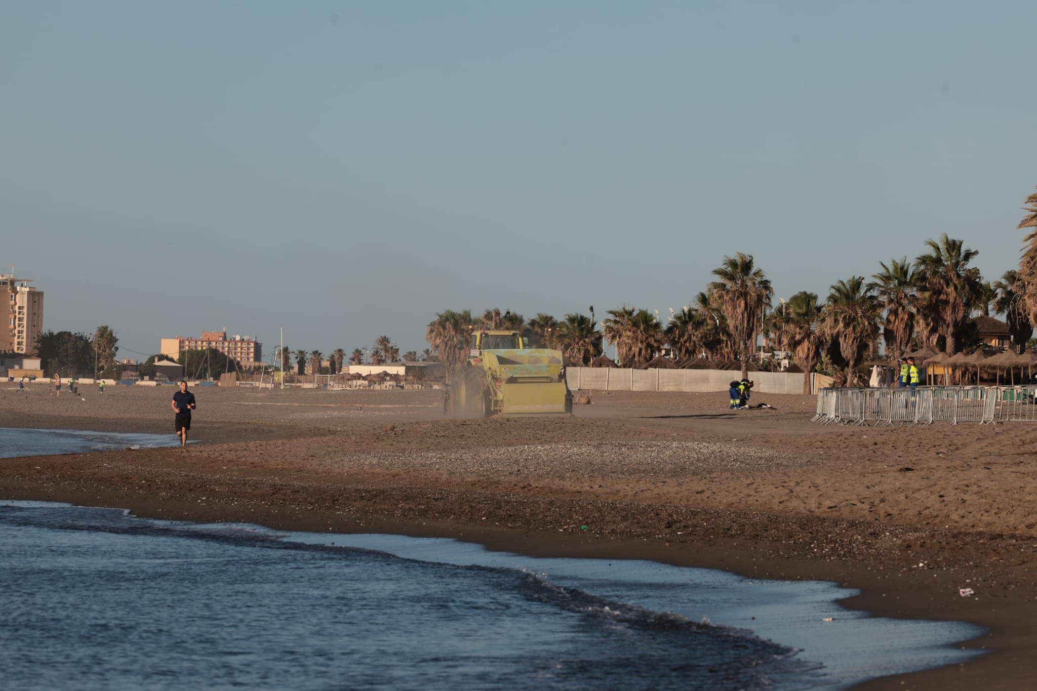 Efectivos de Limasam se afanaban desde primera hora de esta mañana para adecentar el litoral de la capital, escenario anoche de las celebraciones por la Noche de San Juan. Para estas tareas, la empresa municipal de limpieza ha destinado a un total de 218 operarios (150 más de lo habitual) que iniciaron su trabajo sobre las 5.30 horas de este viernes.