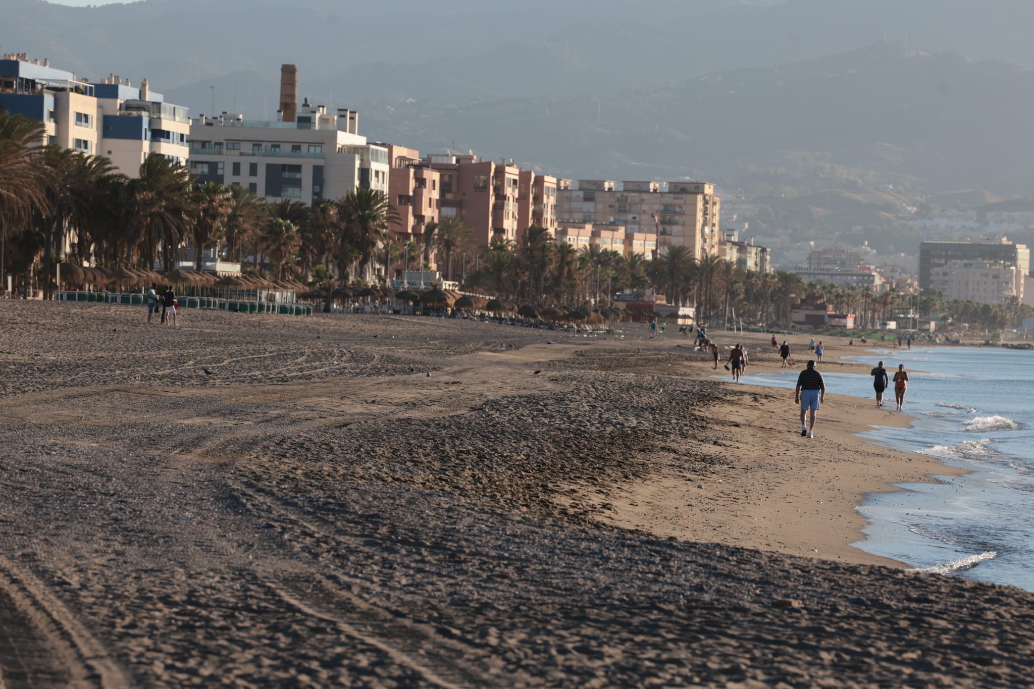 Efectivos de Limasam se afanaban desde primera hora de esta mañana para adecentar el litoral de la capital, escenario anoche de las celebraciones por la Noche de San Juan. Para estas tareas, la empresa municipal de limpieza ha destinado a un total de 218 operarios (150 más de lo habitual) que iniciaron su trabajo sobre las 5.30 horas de este viernes.