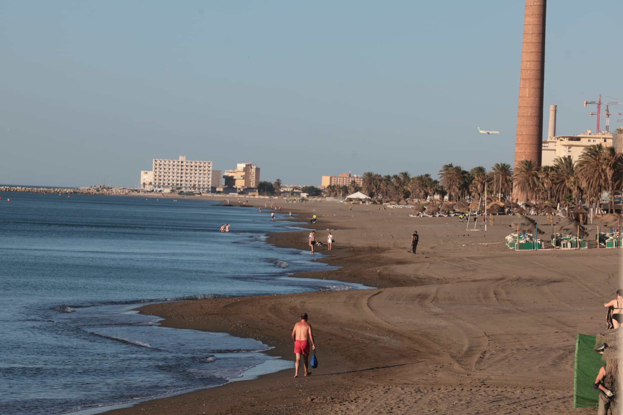 Efectivos de Limasam se afanaban desde primera hora de esta mañana para adecentar el litoral de la capital, escenario anoche de las celebraciones por la Noche de San Juan. Para estas tareas, la empresa municipal de limpieza ha destinado a un total de 218 operarios (150 más de lo habitual) que iniciaron su trabajo sobre las 5.30 horas de este viernes.