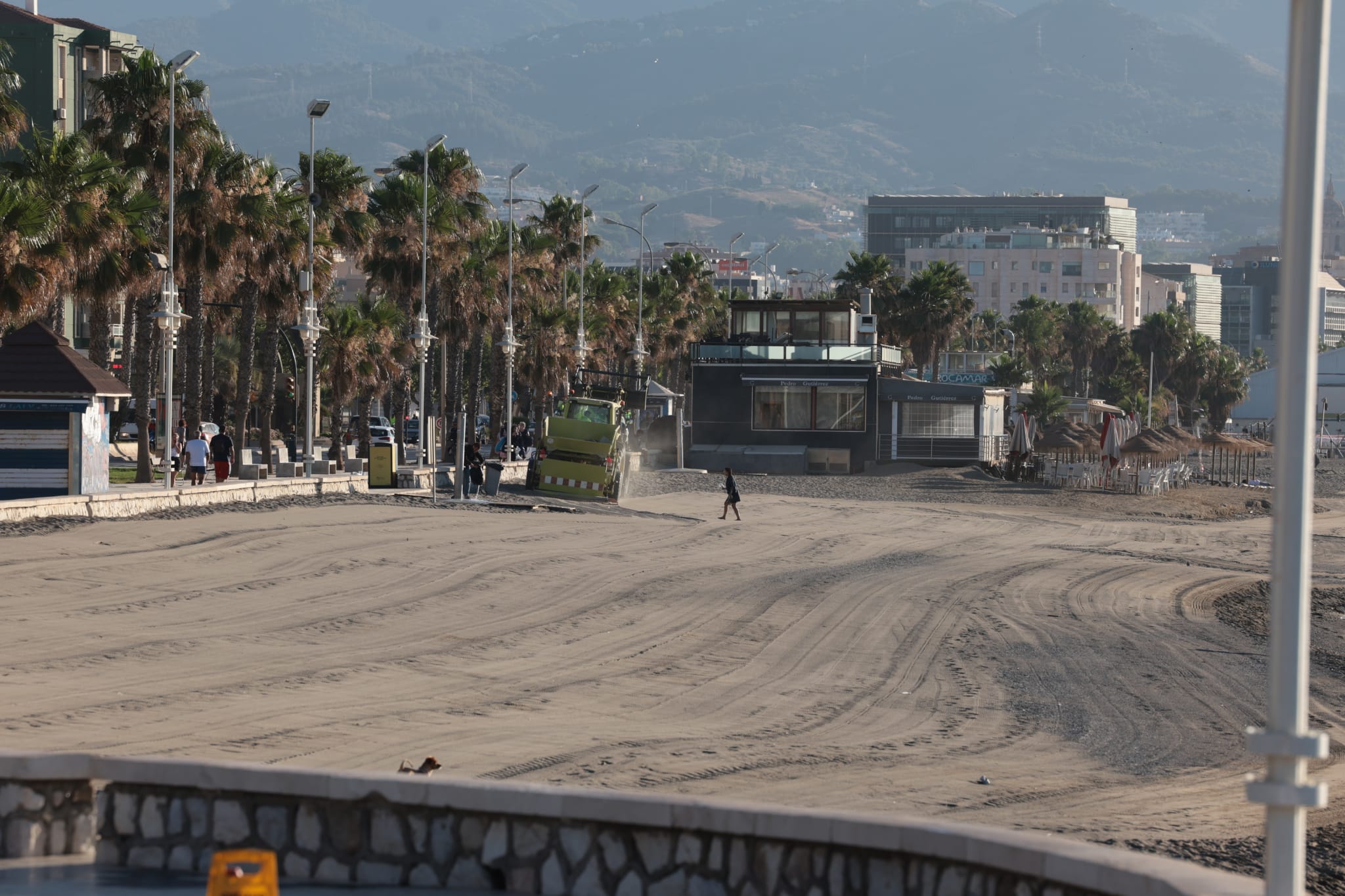 Efectivos de Limasam se afanaban desde primera hora de esta mañana para adecentar el litoral de la capital, escenario anoche de las celebraciones por la Noche de San Juan. Para estas tareas, la empresa municipal de limpieza ha destinado a un total de 218 operarios (150 más de lo habitual) que iniciaron su trabajo sobre las 5.30 horas de este viernes.