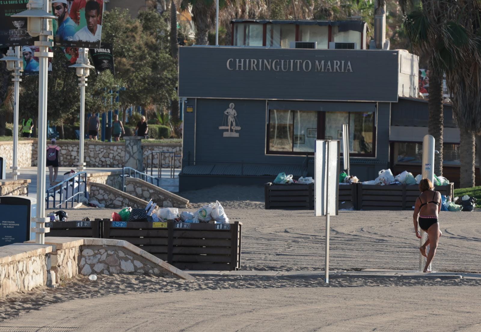 Efectivos de Limasam se afanaban desde primera hora de esta mañana para adecentar el litoral de la capital, escenario anoche de las celebraciones por la Noche de San Juan. Para estas tareas, la empresa municipal de limpieza ha destinado a un total de 218 operarios (150 más de lo habitual) que iniciaron su trabajo sobre las 5.30 horas de este viernes.