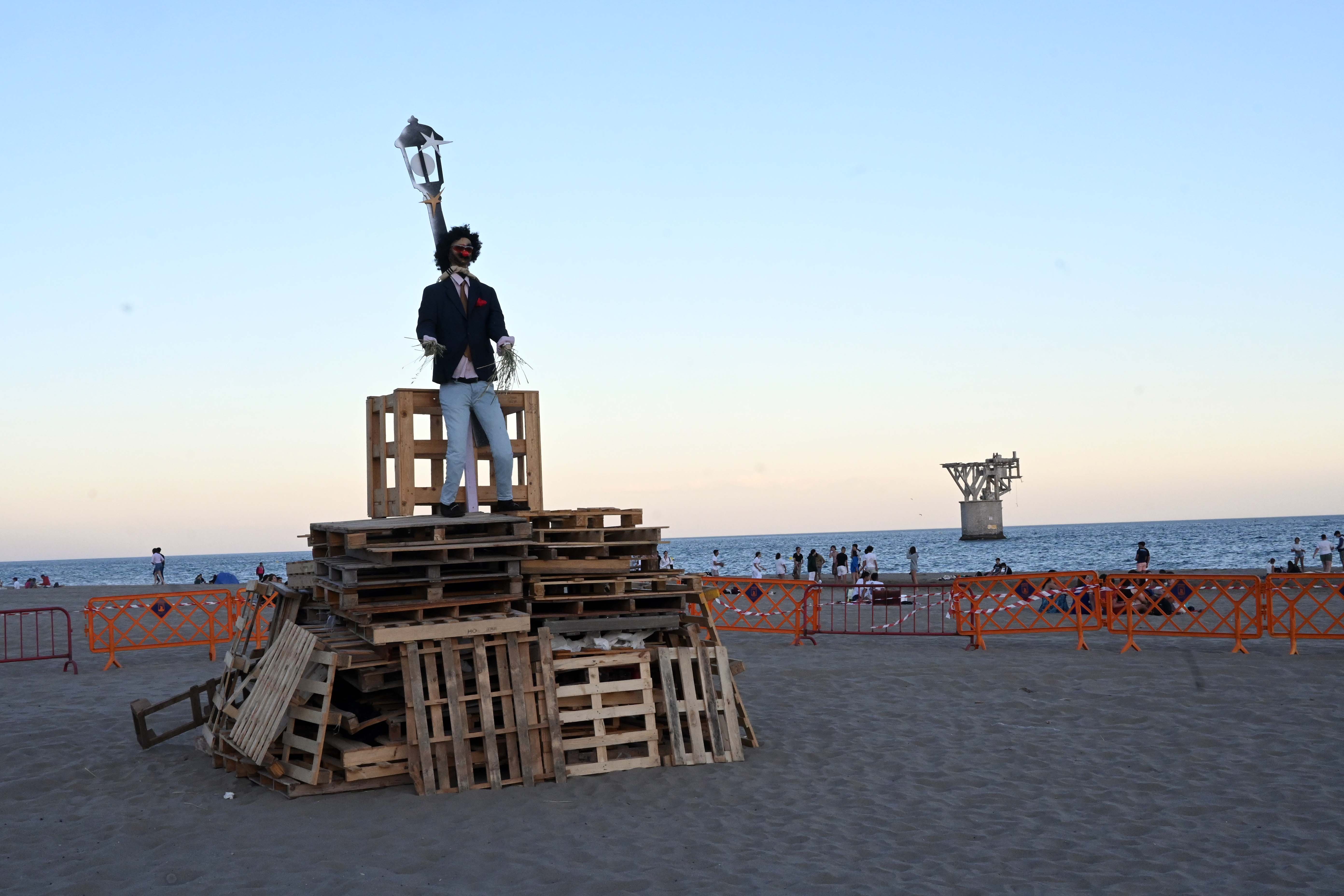 De Maro a Manilva, grupos de amigos y familiares celebraron en torno al fuego la noche más corta del año.
