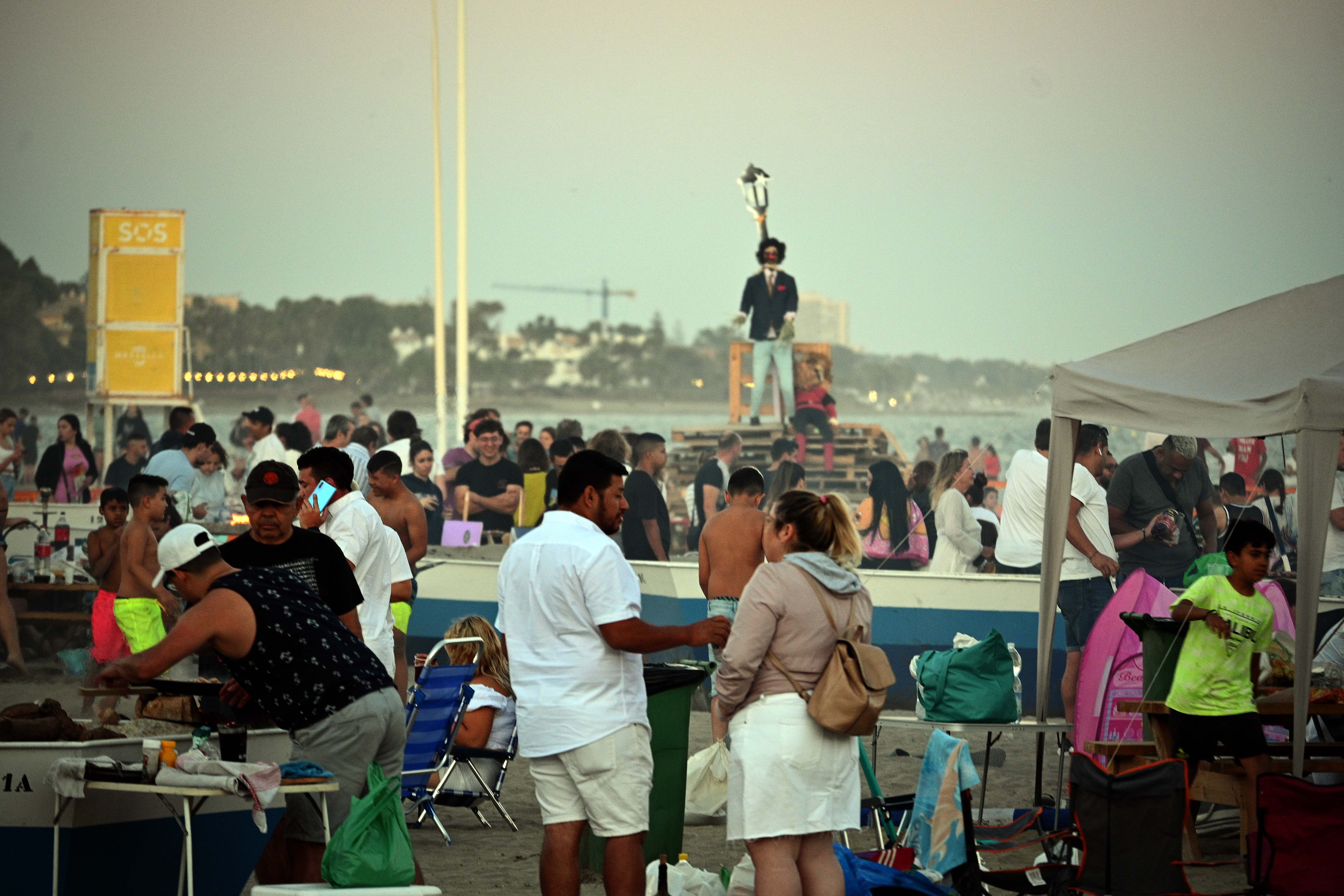 De Maro a Manilva, grupos de amigos y familiares celebraron en torno al fuego la noche más corta del año.