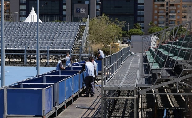 Los trabajos finales en la pista central, con la colocación de palcos. 