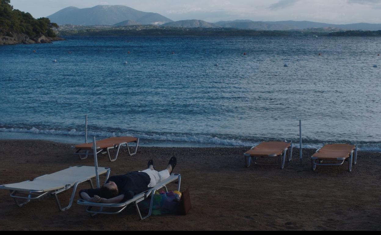 Fotograma de 'La hija oscura'