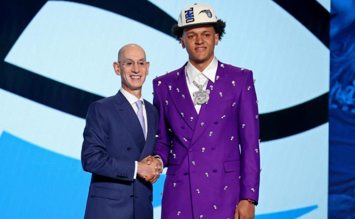 El comisionado de la NBA, Adam Silver, junto al número 1 del 'draft', Paolo Banchero. 