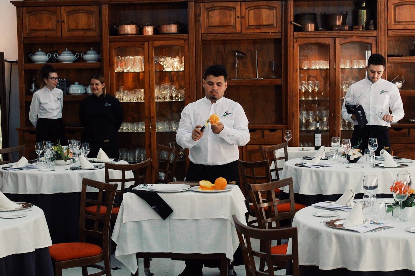 Alumnos de Restauración en el Jacaranda