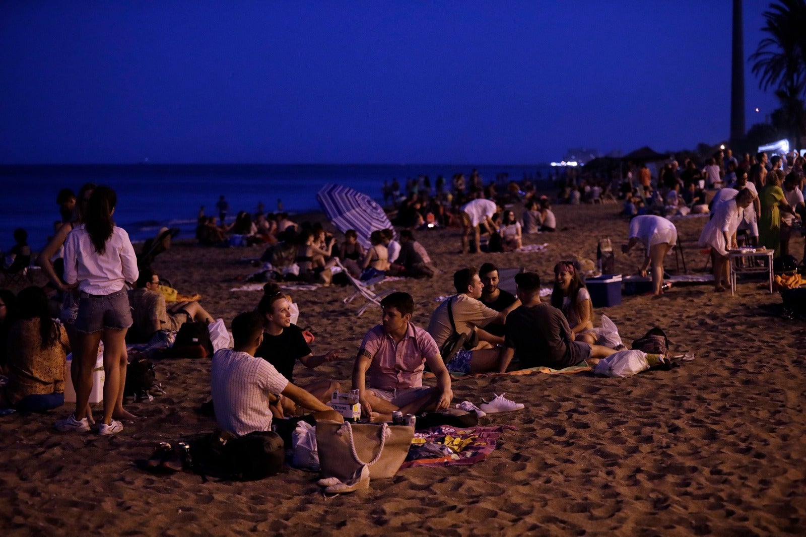 De Maro a Manilva, grupos de amigos y familiares celebraron en torno al fuego la noche más corta del año.