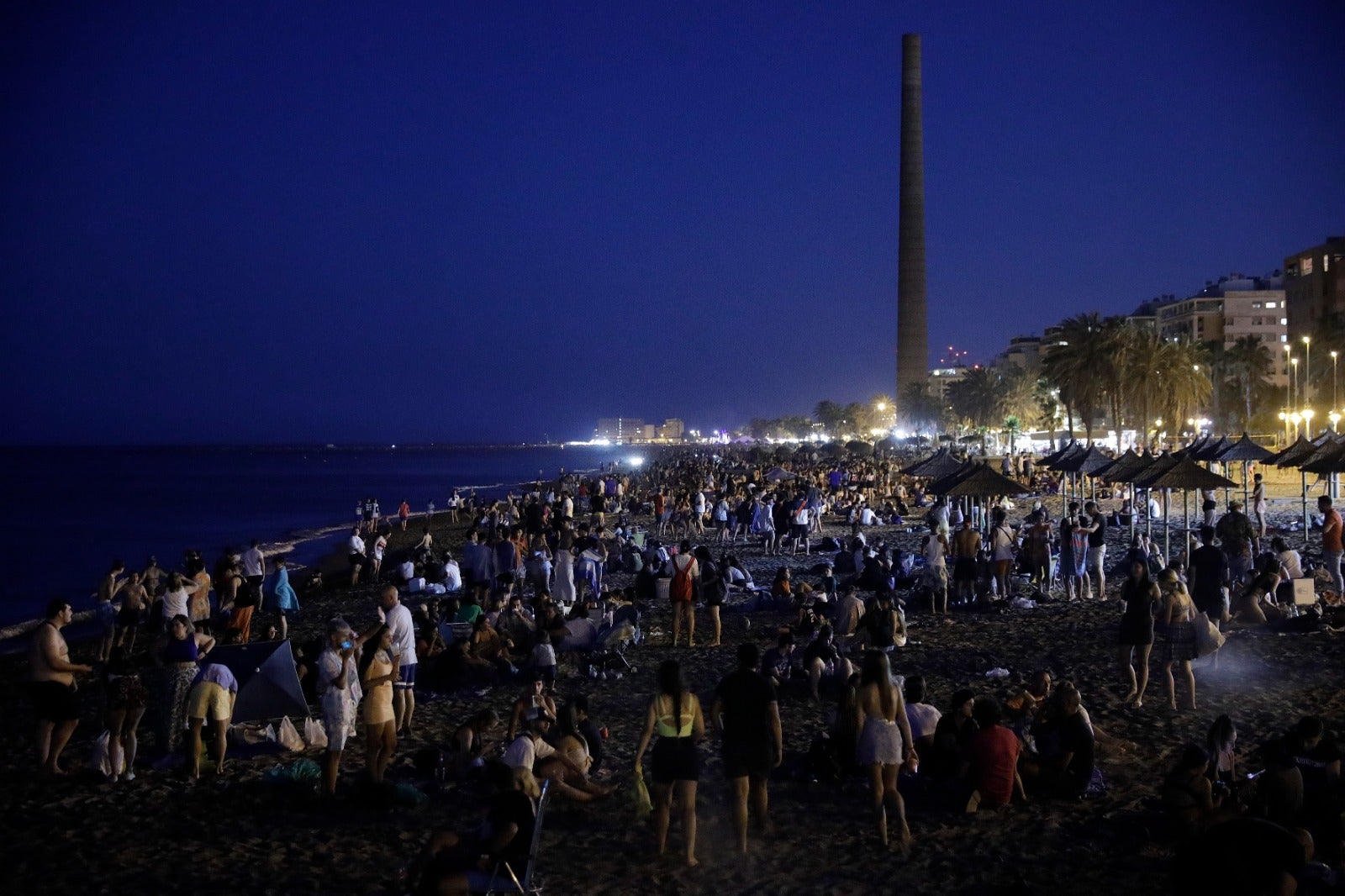 De Maro a Manilva, grupos de amigos y familiares celebraron en torno al fuego la noche más corta del año.
