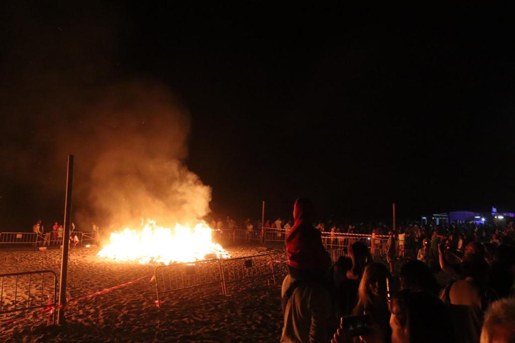 De Maro a Manilva, grupos de amigos y familiares celebraron en torno al fuego la noche más corta del año.