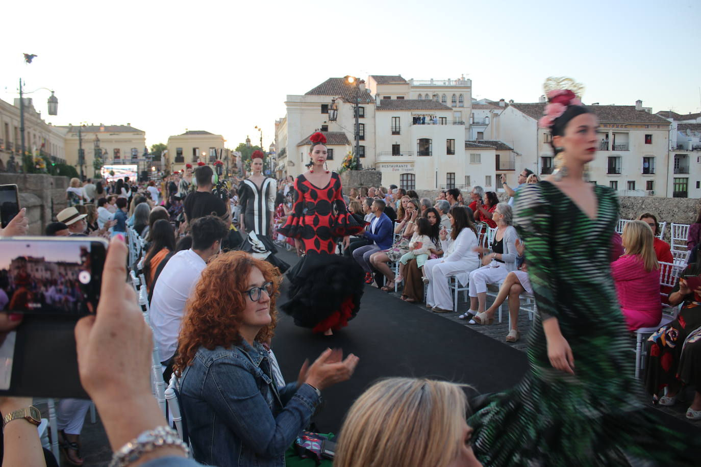 La pasarela, a más de cien metros de altura, ha contado con una madrina de excepción, con la diseñadora Ágatha Ruiz de la Prada, que ha mostrado sus diseños «más apoteósicos», como ella misma describió. Añadió que «no es un desfile comercial». Junto a Ruiz de la Prada, la diseñadora local Ana Gómez también ha lucido ante los presentes sus creaciones.