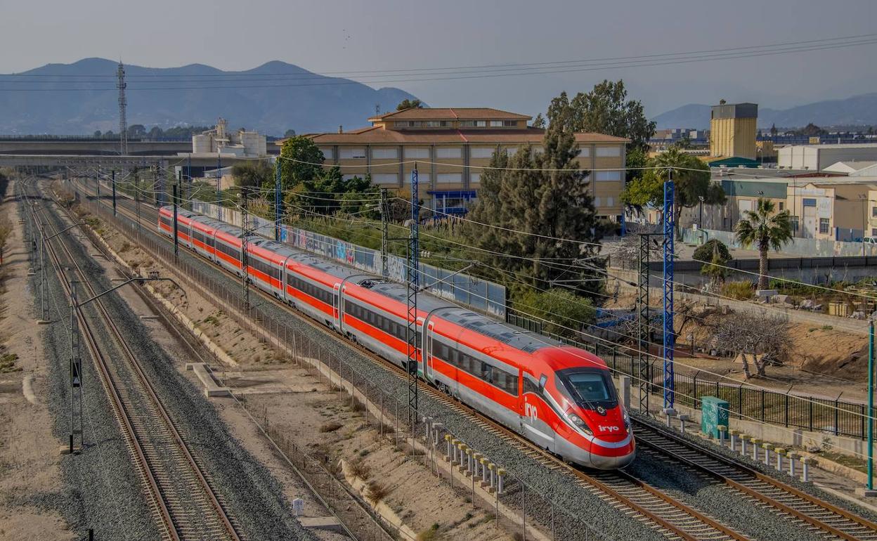 Tren Frecciarossa de Iryo circulando cerca del taller de Los Prados en Málaga. 