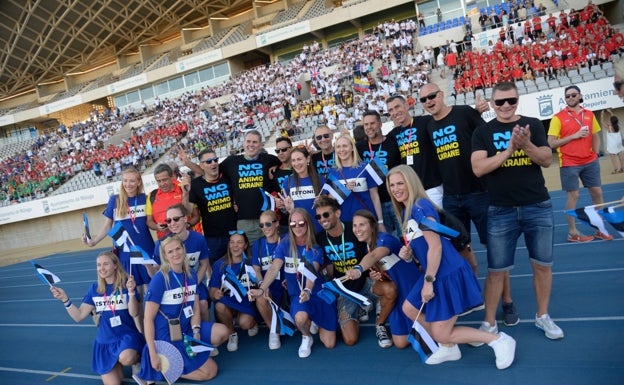 Un equipo estonio, con camisetas reivindicativas en favor de Ucrania, en la ceremonia de inauguración del FIMBA en el estadio Ciudad de Málaga, con presencia de las autoridades locales e internacionales. 