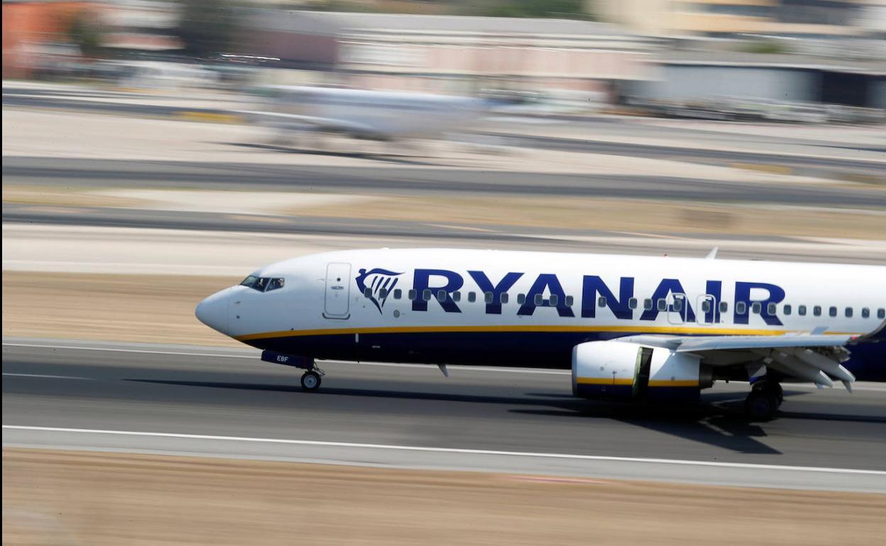 Imagfen de un avión de la compañía Ryanair