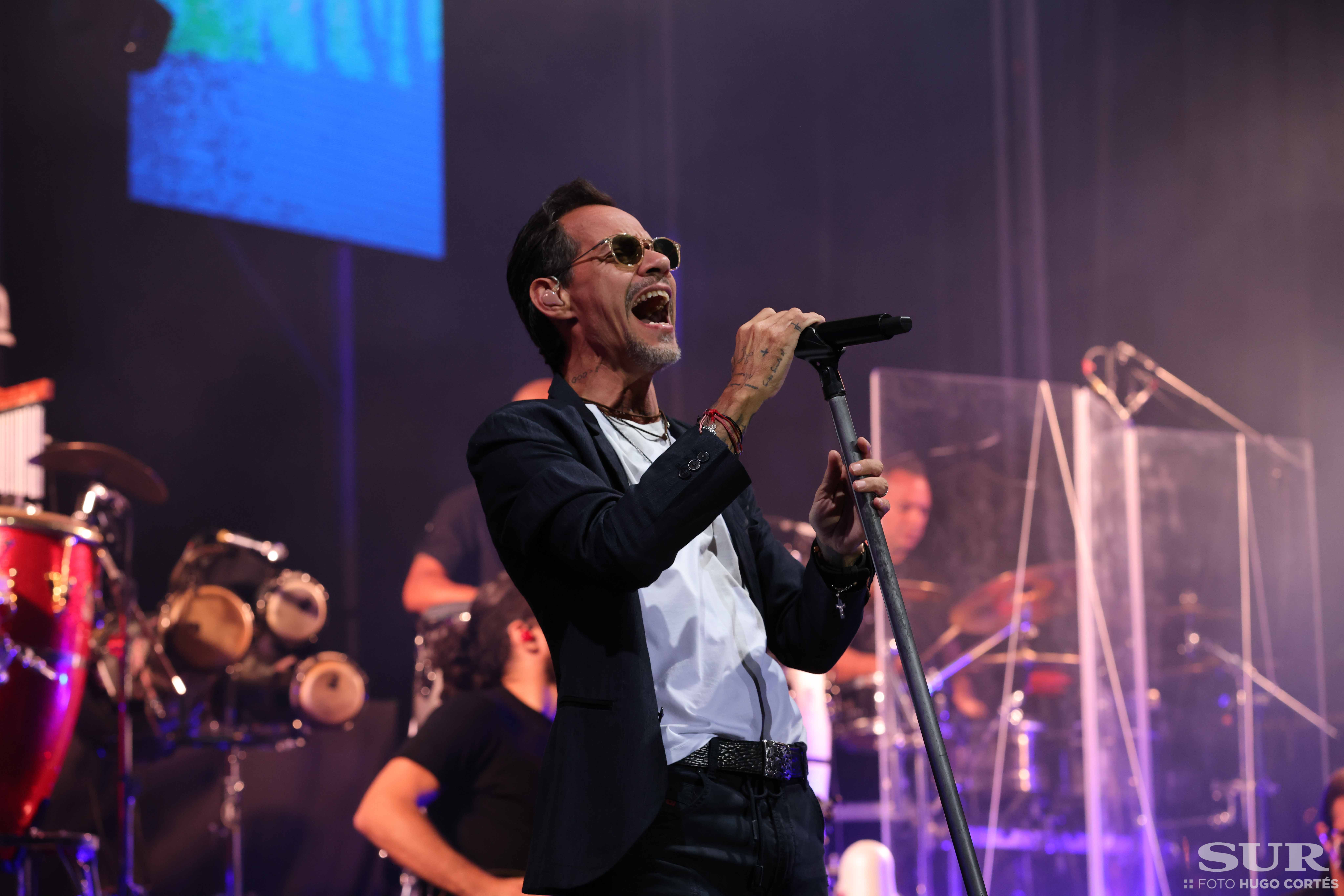 Más de 17.000 almas bailan la salsa y cantan los míticos temas del artista dos años después del concierto previsto para antes del Covid