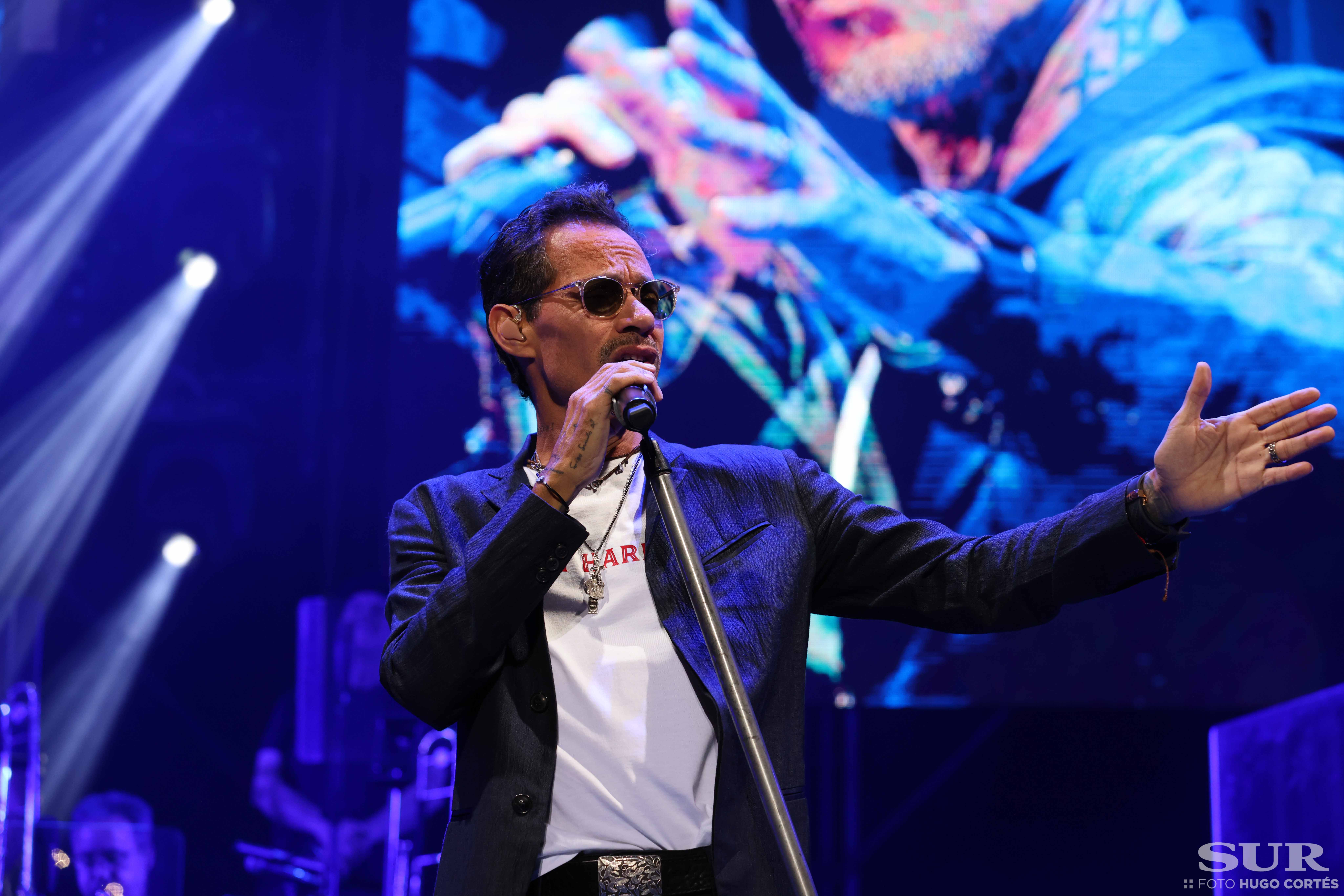 Más de 17.000 almas bailan la salsa y cantan los míticos temas del artista dos años después del concierto previsto para antes del Covid