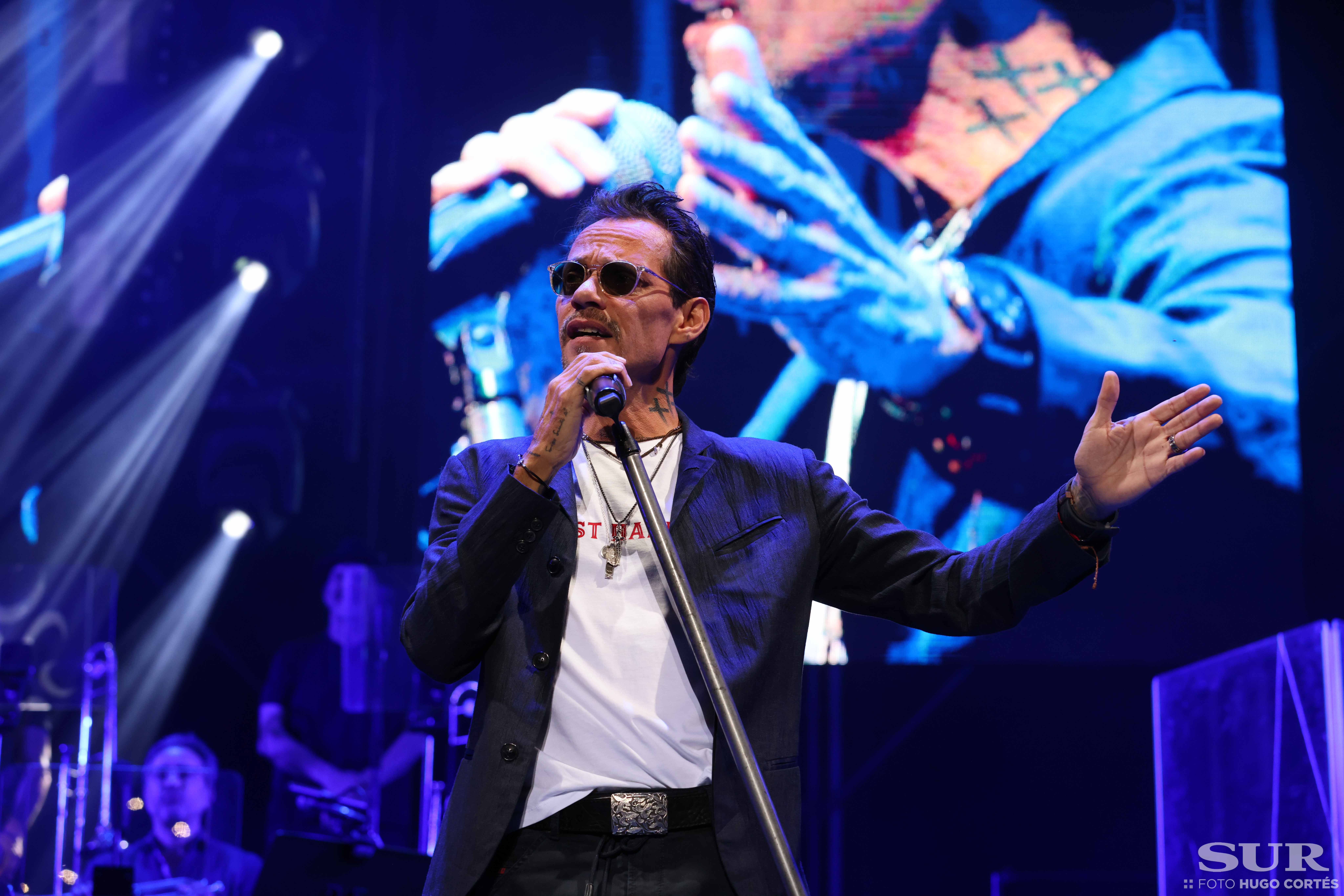 Más de 17.000 almas bailan la salsa y cantan los míticos temas del artista dos años después del concierto previsto para antes del Covid