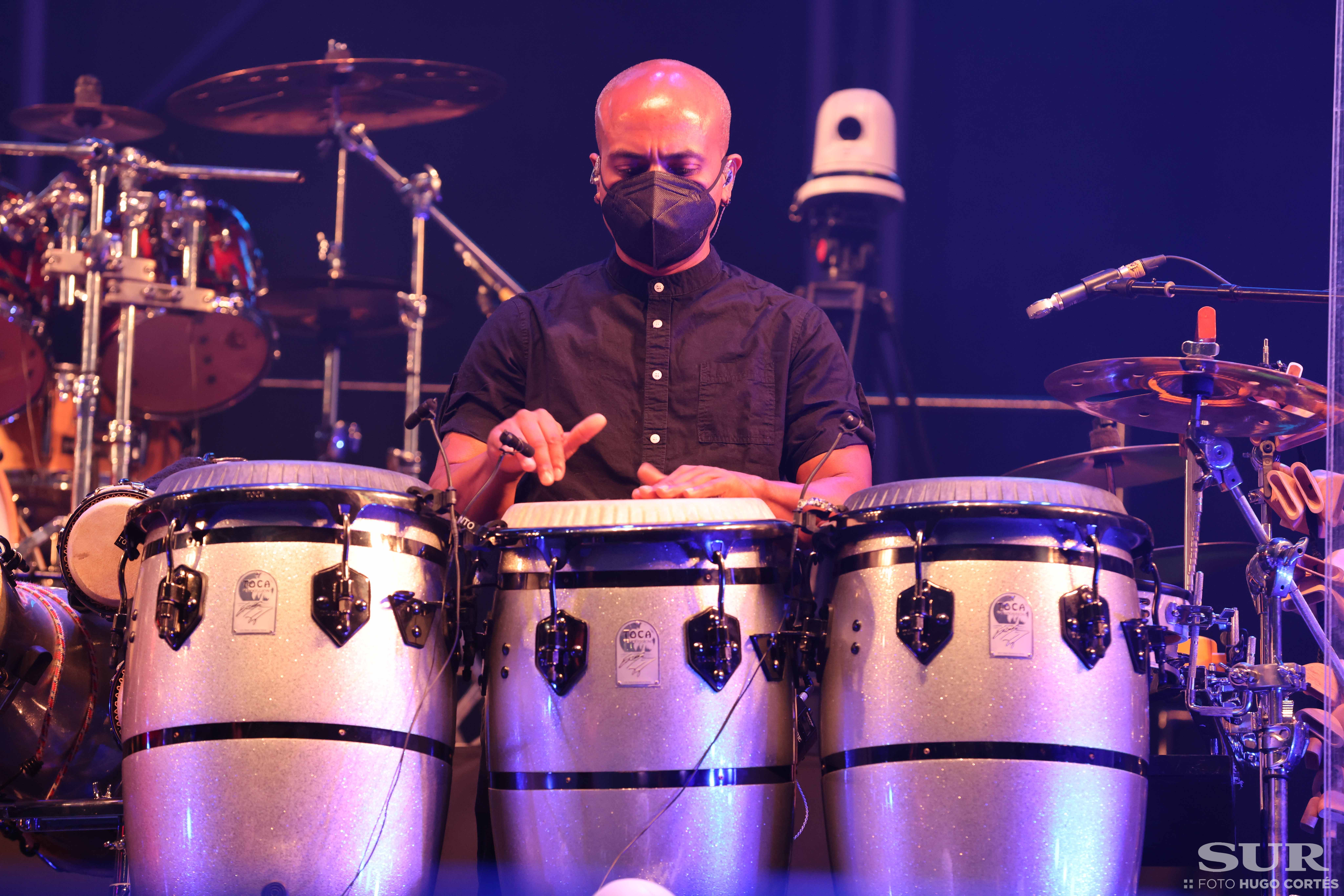 Más de 17.000 almas bailan la salsa y cantan los míticos temas del artista dos años después del concierto previsto para antes del Covid