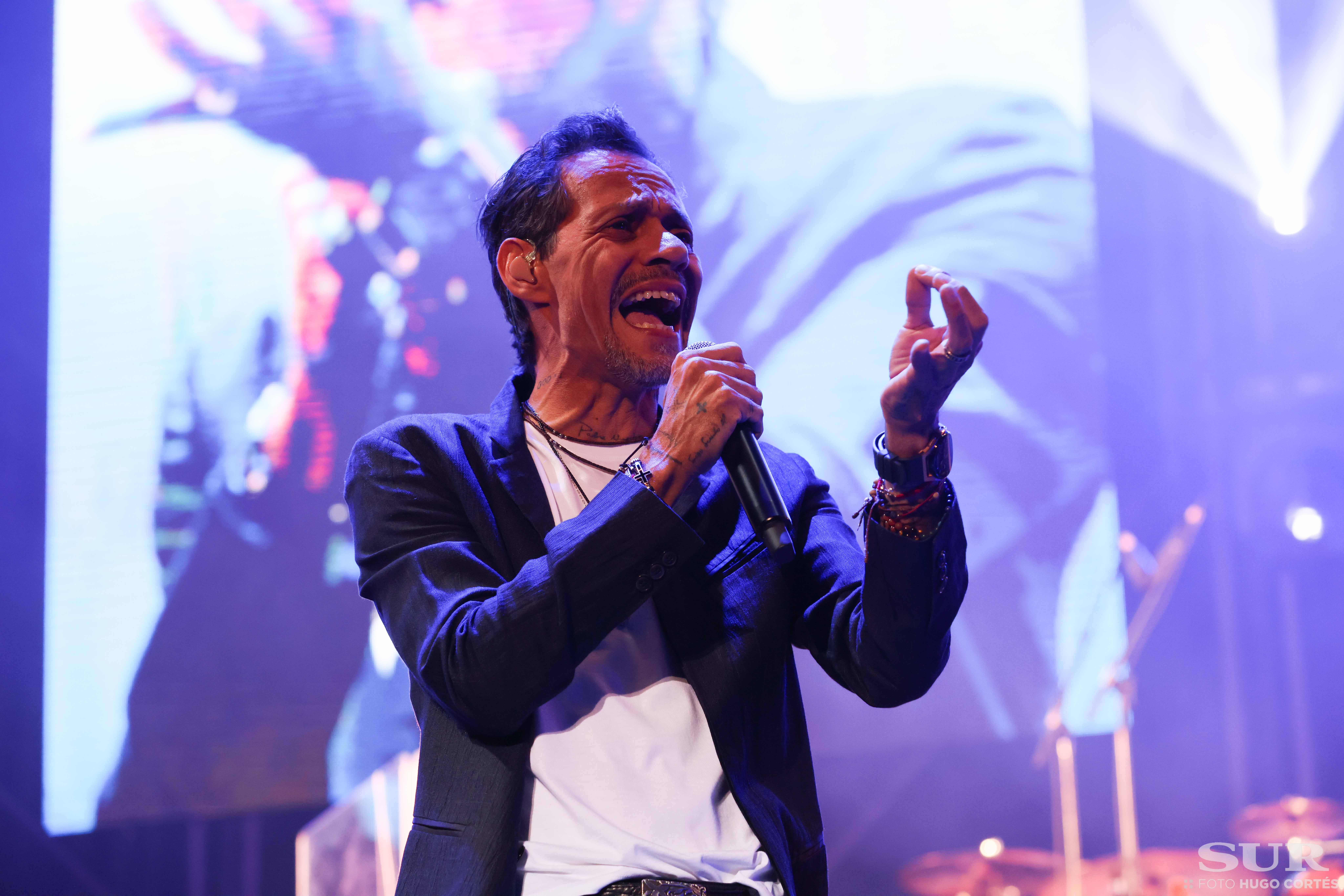 Más de 17.000 almas bailan la salsa y cantan los míticos temas del artista dos años después del concierto previsto para antes del Covid