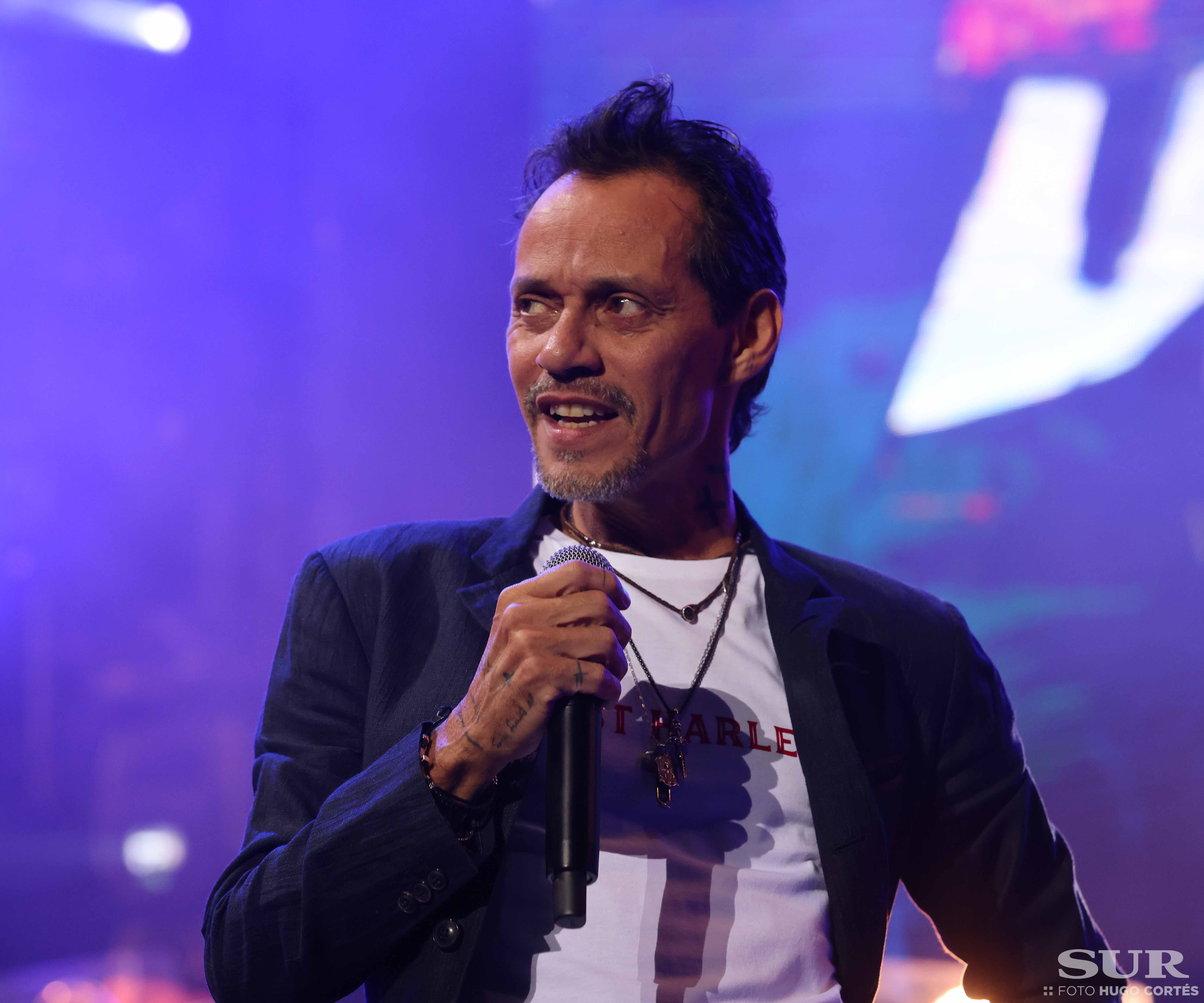 Más de 17.000 almas bailan la salsa y cantan los míticos temas del artista dos años después del concierto previsto para antes del Covid