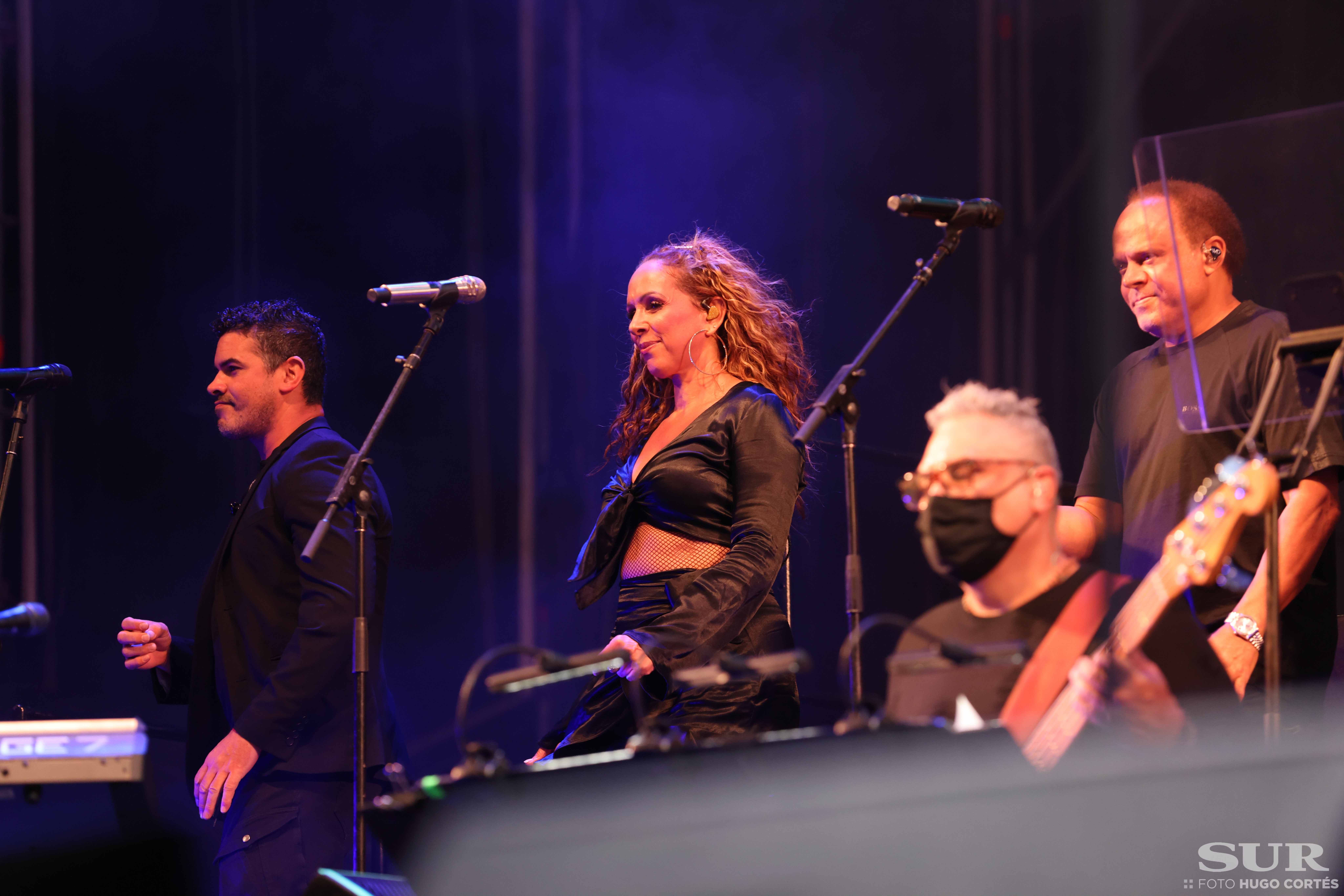 Más de 17.000 almas bailan la salsa y cantan los míticos temas del artista dos años después del concierto previsto para antes del Covid