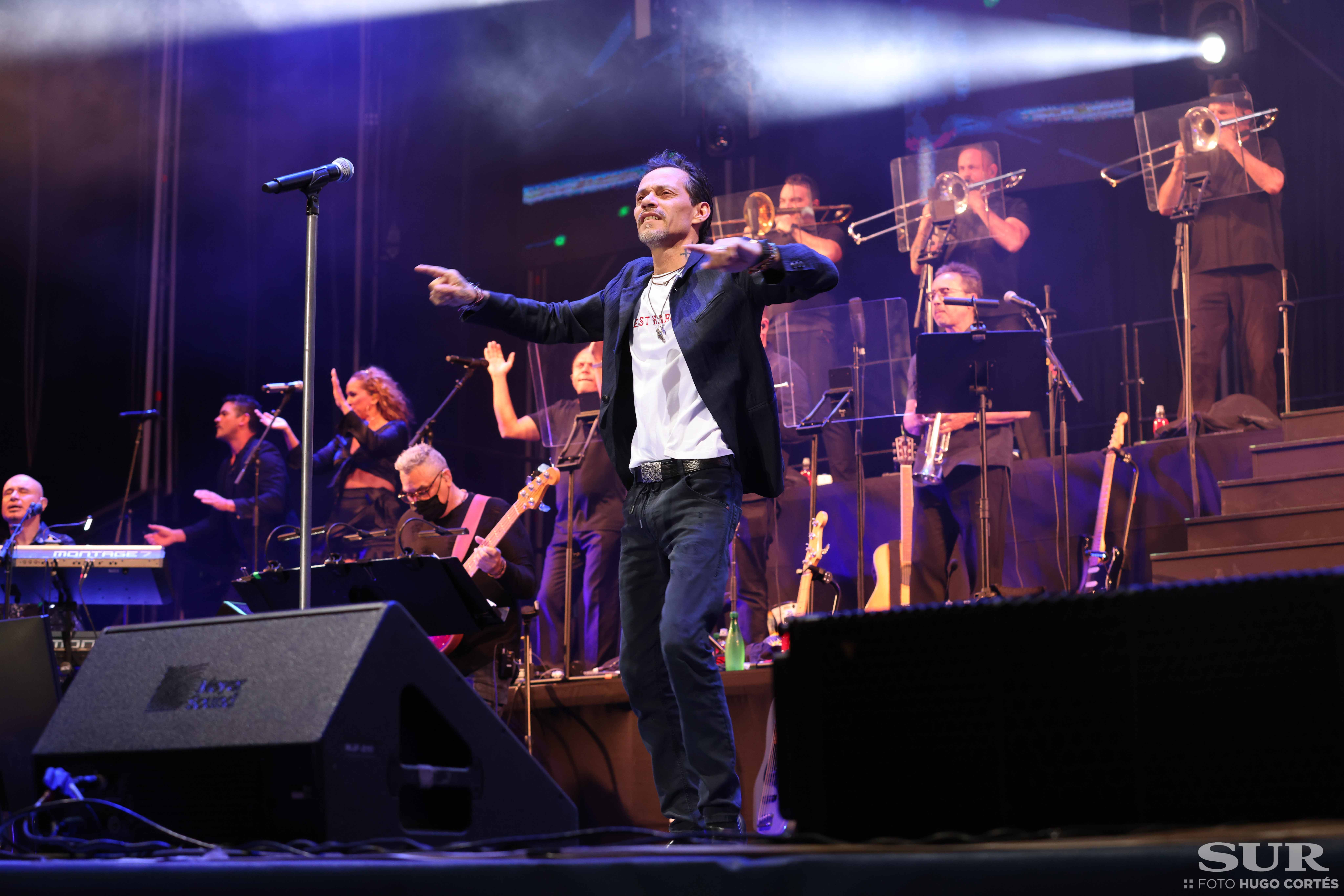 Más de 17.000 almas bailan la salsa y cantan los míticos temas del artista dos años después del concierto previsto para antes del Covid