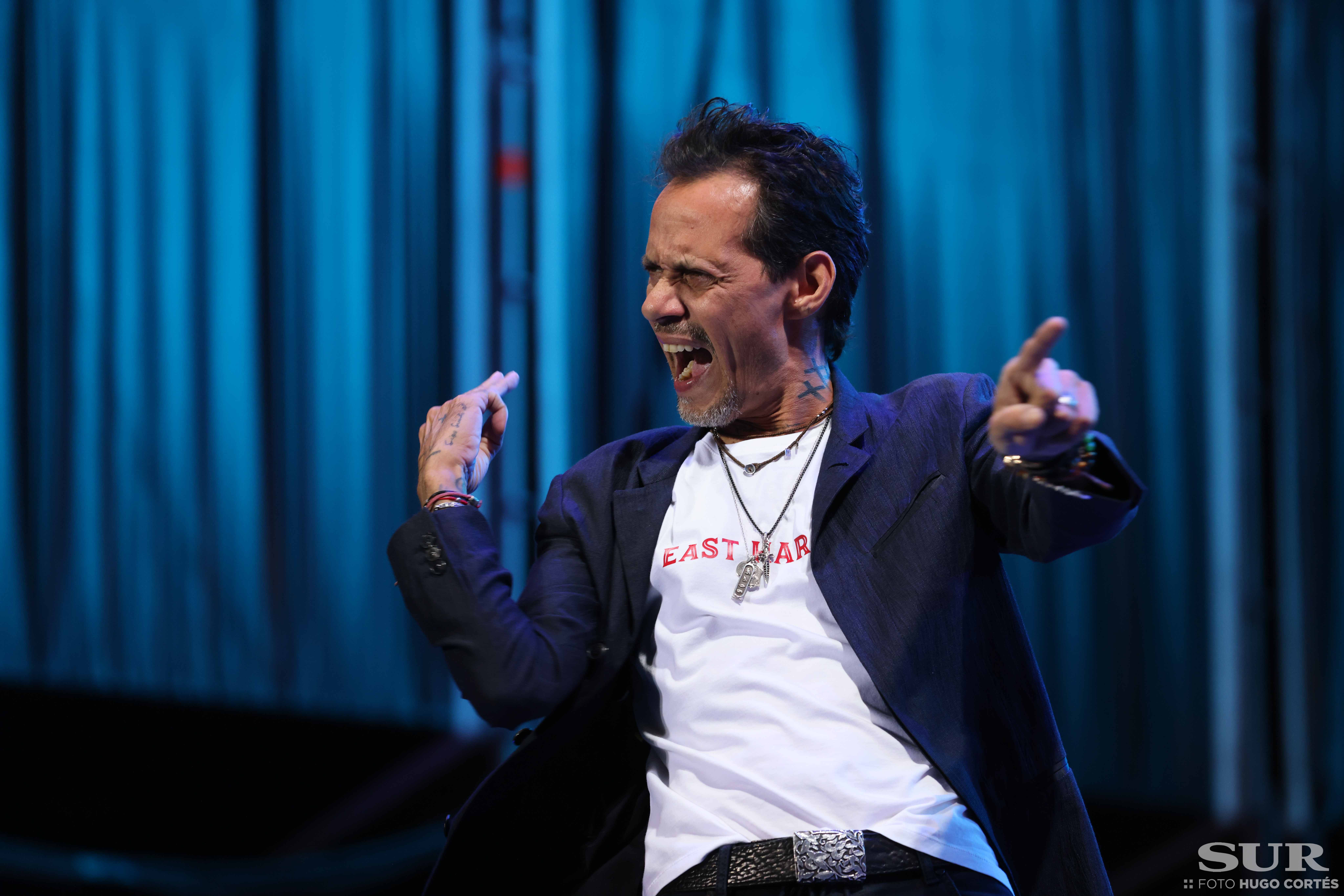 Más de 17.000 almas bailan la salsa y cantan los míticos temas del artista dos años después del concierto previsto para antes del Covid